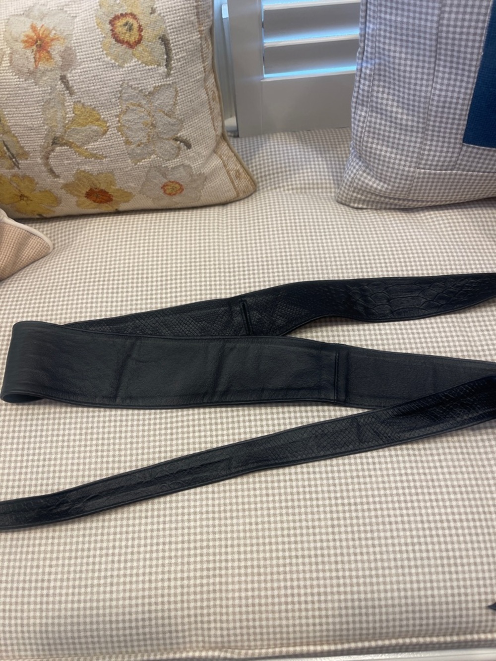 Fine leather belt to wrap around your waist!
Perfect condition!
84 inches long